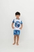 Menino sorridente vestindo pijama infantil com estampa do Sonic em tons de azul e branco