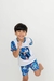 Menino sorridente vestindo pijama infantil com estampa do Sonic em tons de azul e branco, posando como se estivesse correndo