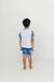 Menino sorridente vestindo pijama infantil com estampa do Sonic em tons de azul e branco