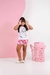 Pijama infantil de manga curta e short com estampa de gatinha rosa, modelo colorido.