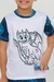 Criança sorrindo vestindo pijama infantil de manga curta com estampa de dragão e shorts coloridos.