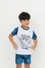 Criança sorrindo vestindo pijama infantil de manga curta com estampa de dragão e shorts coloridos.