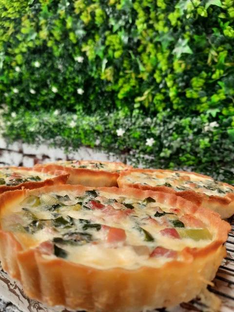 Caja de 100 tartas de bacon y puerro para cafeterías y restaurante congeladas