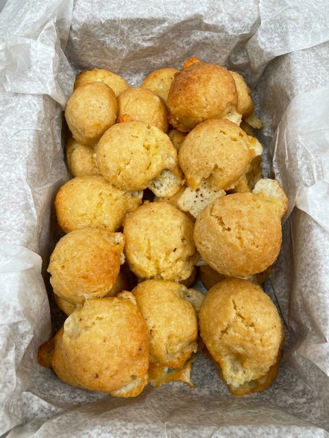 Caja de 50 chipacitos de queso keto para cafetería y restaurante congeladas