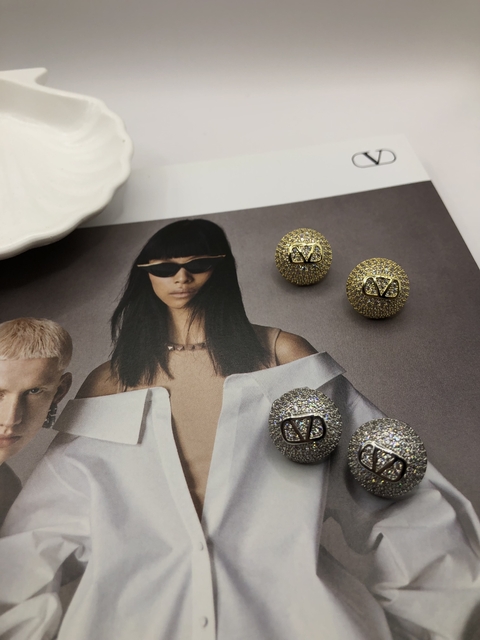 BRINCO BOTÃO INSPIRAÇÃO VALENTINO