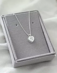 COLAR CORAÇÃO CRISTAL CRAVEJADO EM VOLTA - comprar online