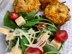 Bombas de papa con ensalada caprese