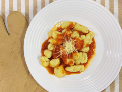 Ñoquis de papa con salsa fileto y salsa blanca