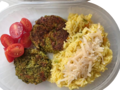 Croquetas de verduras con arroz con azafrán