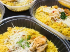 Arroz con azafrán cebollita salteada y pollo