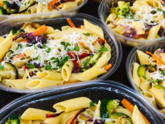 Fideos tirabuzón salteados con vegetales