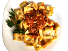 Ravioles de pollo y verdura con bolognesa
