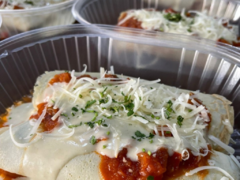 Canelones rellenos de pollo y verdura con salsa blanca y fileto