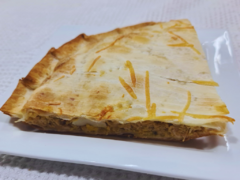 Tarta de atún salteada con cebollita y morrón