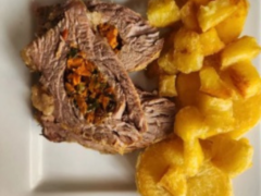 Carne rellena al horno cocción lenta con papas dore