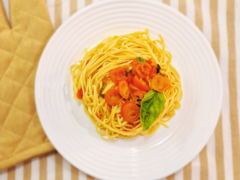 Tallarines caseros con tomate y albahaca