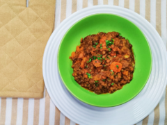 Guiso de lentejas con soja texturizada con papa y vegetales