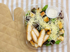 Ensalada cesar con hojas verdes y pollo
