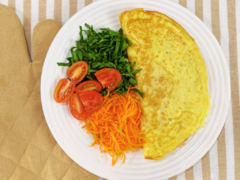 Omelette con queso tomate y albahaca con ensalada