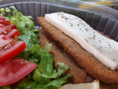 Milanesa de berenjena con lechuga y tomate