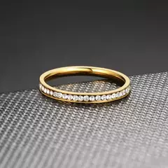 Anillo de Acero Inoxidable Dorado con Piedras CZ – Brillo y Elegancia - tienda en línea