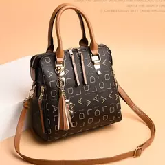 Bolso de mano con letras en inglés para mujer, bolso con asa superior y borlas de cuero PU, bolso de hombro de lujo, bolso de mano de gran capacidad con diseño - Eleganzie