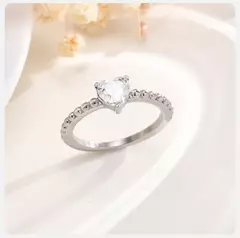 Anillo de Compromiso con Circonia en Forma de Corazón – Brillo y Romance