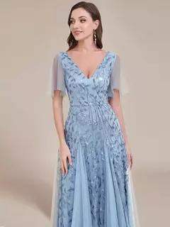 Imagen de Vestido de noche elegante con escote en V profundo, mangas con volantes y mangas cortas, vestido de dama de honor con lentejuelas de gasa azul cielo 2025