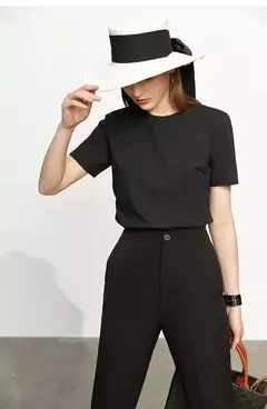 Camiseta Minimalista para Mujer – Diseño Versátil - tienda en línea