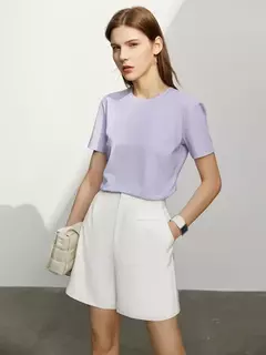 Camiseta Minimalista para Mujer – Diseño Versátil - comprar en línea