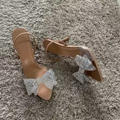 Image of 2025 mujeres verano arco Rhinestone Slingback bombas moda señora transparente tacones altos sandalias elegantes tacones puntiagudos