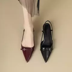 Sandalias de tacón medio de charol puntiagudo rojo vino francés para mujer, zapatos vacíos Retro con tacón ajustado en la espalda, novedad de verano 2024 - online store
