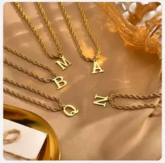 Imagen de Vnox Collares iniciales para mujeres y hombres, colgante con dije del alfabeto de letras A-Z de acero inoxidable con cadena de cuerda trenzada, collar unisex