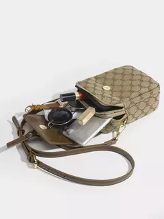 Imagen de Bolso redondo pequeño con cruz diagonal a cuadros para mujer, bolso de hombro con tapa retro en contraste