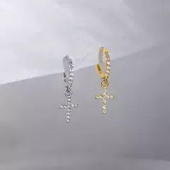Pendientes de Aro de Plata 925 con Cruz de Circón – Elegancia Clásica y Lujo Refinado