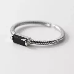 Anillo Ajustable de Plata 925 con Circonita Negra – Minimalismo Geométrico y Elegancia