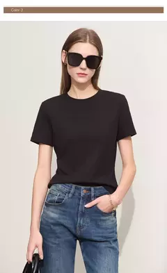Imagen de Camiseta Minimalista para Mujer – Diseño Versátil