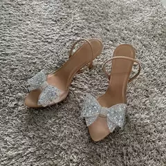 2025 mujeres verano arco Rhinestone Slingback bombas moda señora transparente tacones altos sandalias elegantes tacones puntiagudos on internet