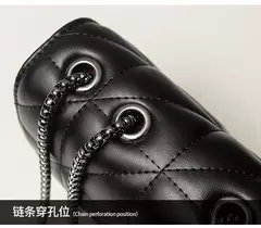 Bolso cuadrado clásico acolchado con detalle, bolso de hombro con solapa de color sólido, bolso con cadena que combina con todo - comprar en línea
