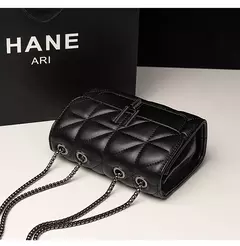Bolso cuadrado clásico acolchado con detalle, bolso de hombro con solapa de color sólido, bolso con cadena que combina con todo - comprar en línea