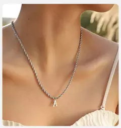 Imagen de Vnox Collares iniciales para mujeres y hombres, colgante con dije del alfabeto de letras A-Z de acero inoxidable con cadena de cuerda trenzada, collar unisex