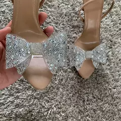 Image of 2025 mujeres verano arco Rhinestone Slingback bombas moda señora transparente tacones altos sandalias elegantes tacones puntiagudos