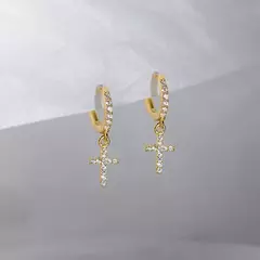 Pendientes de Aro de Plata 925 con Cruz de Circón – Elegancia Clásica y Lujo Refinado en internet