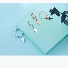 Pendientes Cruz de Plata 925 en Oro Rosa – Elegancia Clásica y Sofisticada en internet