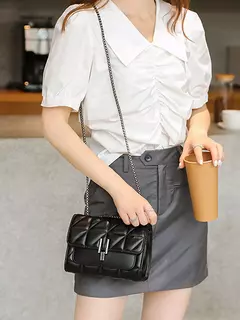 Bolso cuadrado clásico acolchado con detalle, bolso de hombro con solapa de color sólido, bolso con cadena que combina con todo