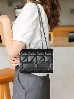Bolso cuadrado clásico acolchado con detalle, bolso de hombro con solapa de color sólido, bolso con cadena que combina con todo - comprar en línea