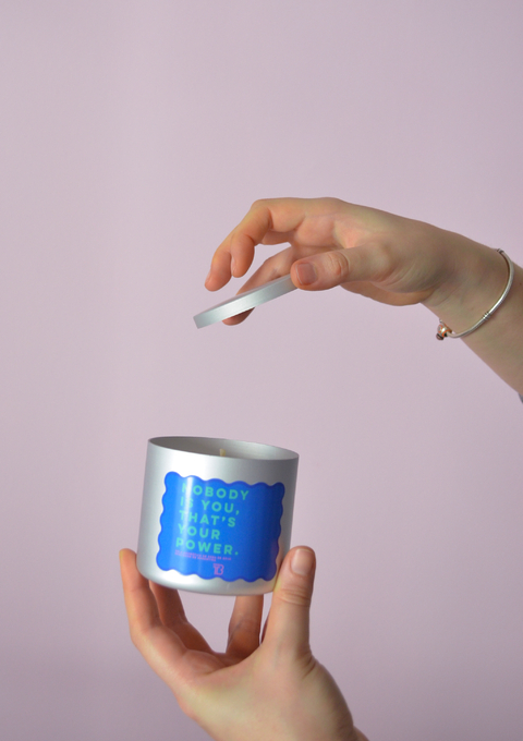 Vela COLOUR - AZUL (Flores blancas)