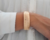 Bracelete entrelaçado na internet