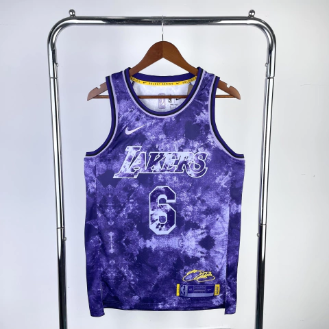 Camiseta regata roxa do Lebron James, time Los Angeles Lakers, com o número 6, da coleção MVP Series 2023 da Nike.