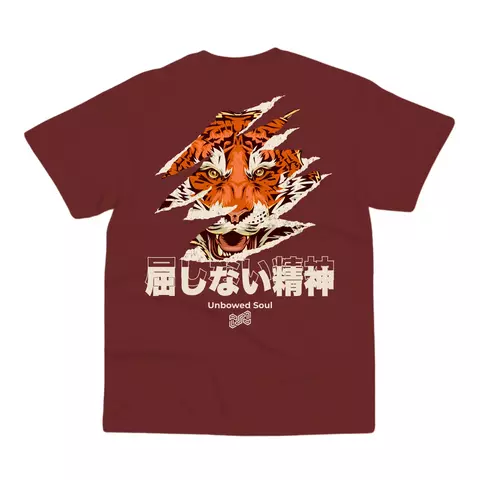 Camiseta Vinho Tigre rasgando o tecido e texto em japonês com tradução "Unbowed Soul" de costas